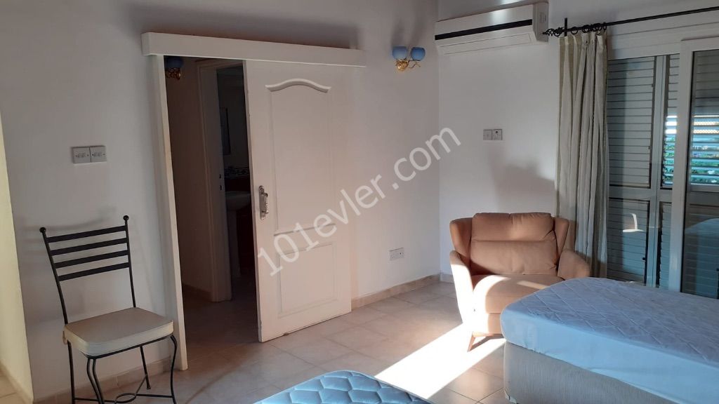 Alsancakta bir dönüm arazi içerisinde havuzlu merkezi ısıtma sistemli eşyalı kiralık 3 + 1 villa (yıllık kontrat yapılacaktır)