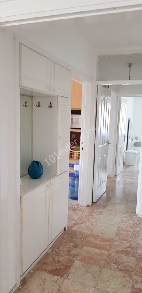 Alsancakta bir dönüm arazi içerisinde havuzlu merkezi ısıtma sistemli eşyalı kiralık 3 + 1 villa (yıllık kontrat yapılacaktır)