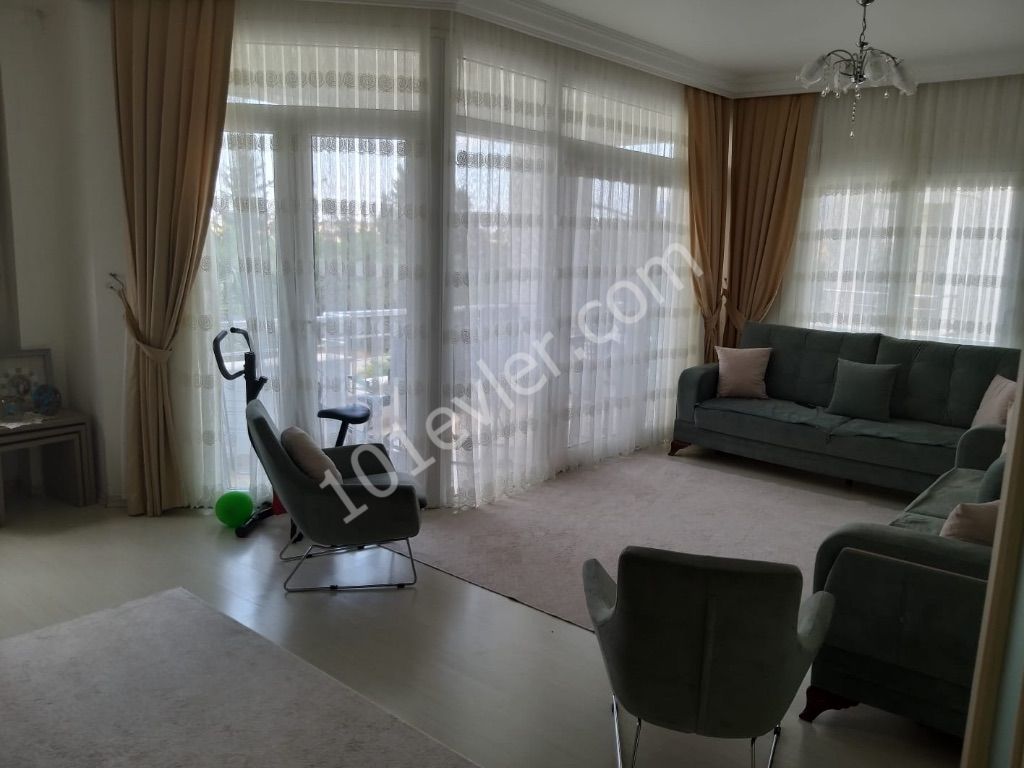 Dikmen lavinyum sitesinde merkezi ısıtma sistemli eşyalı 3+1 kiralık daire