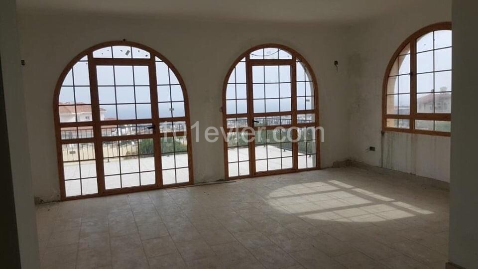Çatalköy’de mükemmel deniz manzaralı 1.5 dönüm arazi içerisinde Eşdeğer tapu %80 tamamlanmış 4 + 1 satılık villa