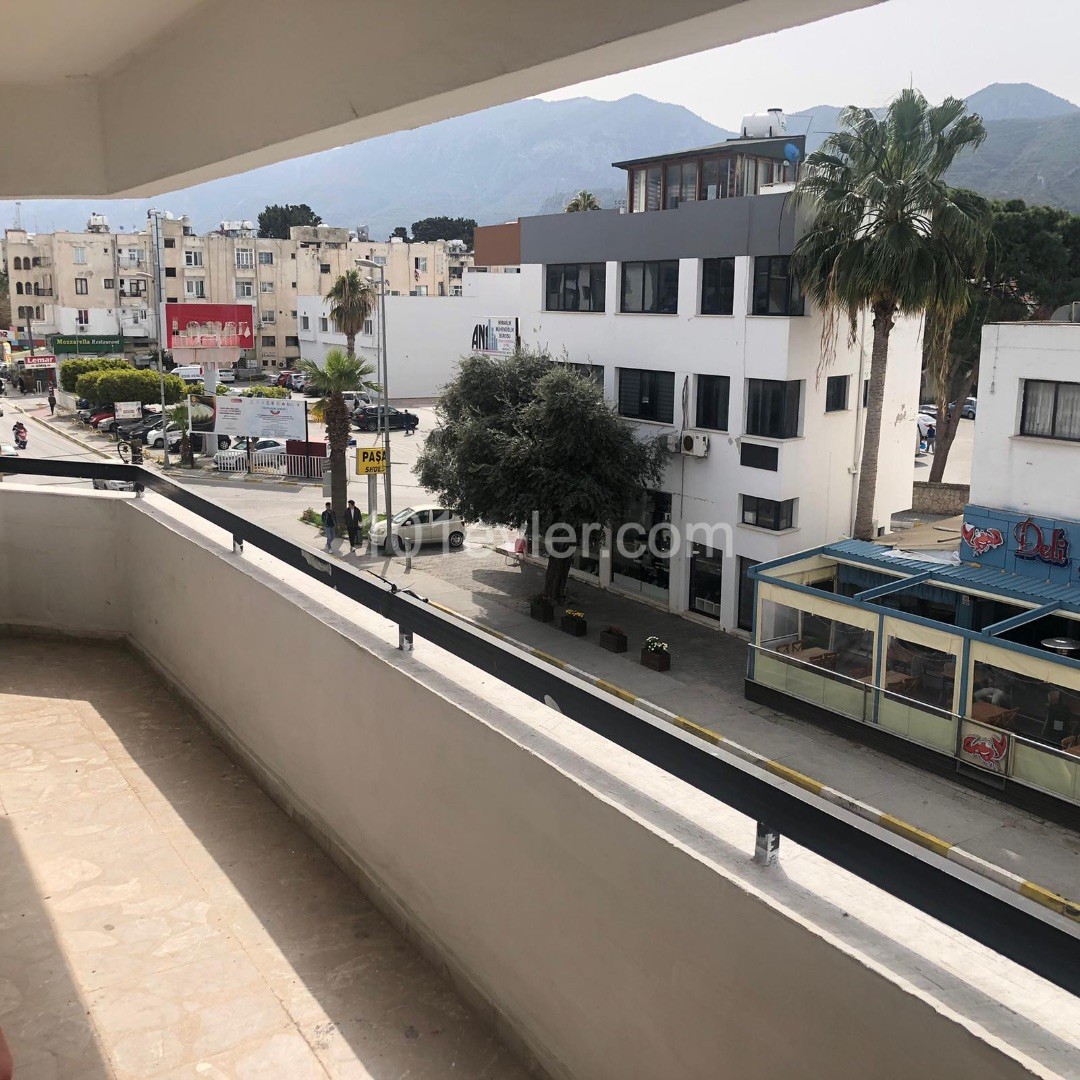 180 m2 3 + 1 Wohnung zum Verkauf mit Kamin an der Hauptstraße in Kyrenia ** 