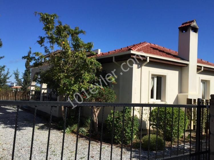 Alsancak anayoluna çok yakın tek katlı 1 dönüm azari içerisinde 4 yatak odalı havuzlu şömineli lüks eşyalı kiralık  villa