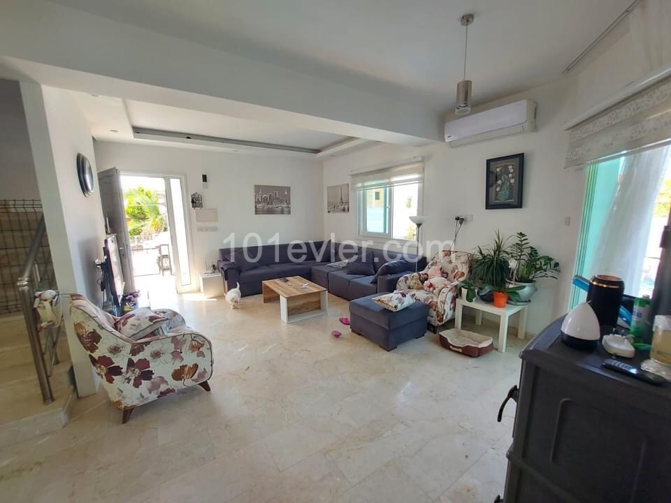 4+1 villa for sale in Alsancak, 2 minutes from the sea, with pool and fireplace ** 