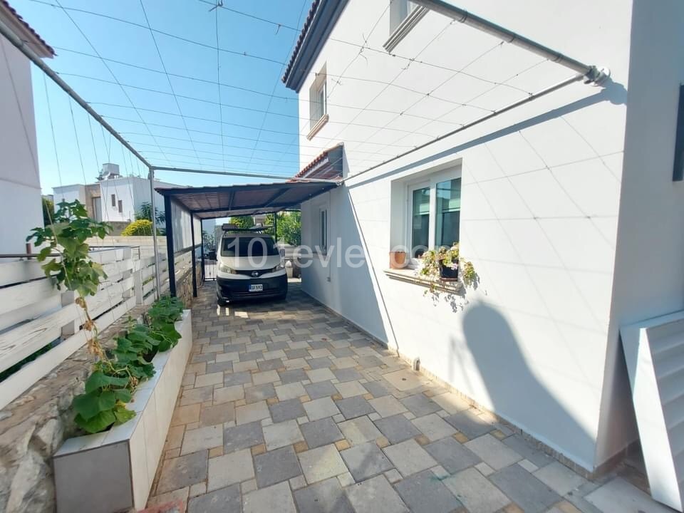 4+1 villa for sale in Alsancak, 2 minutes from the sea, with pool and fireplace ** 