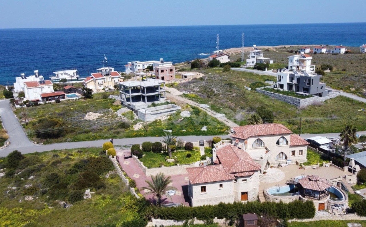 Karşıyaka'da Denize Yürüyüş Mesafesinde 1 Dönümden Büyük Arazi İçerisinde Otantik Tarzı İle Benzersiz 5 Yatak Odalı  satılık Taş Villa