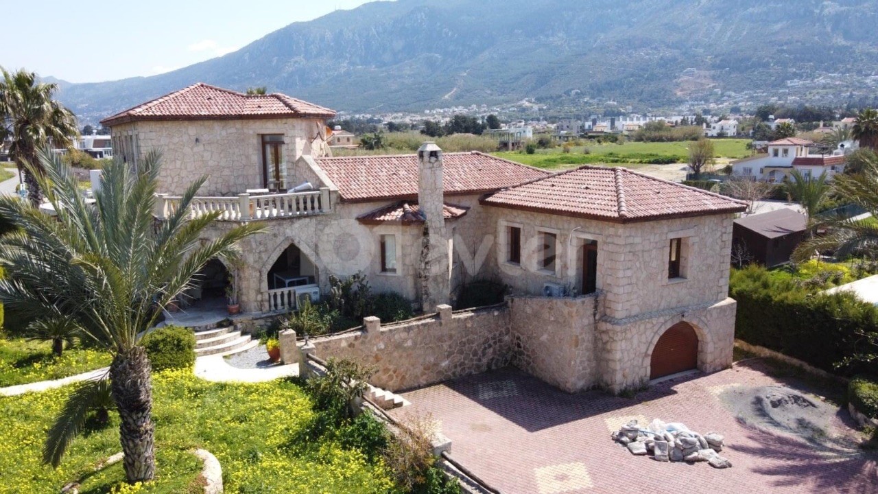 Karşıyaka'da Denize Yürüyüş Mesafesinde 1 Dönümden Büyük Arazi İçerisinde Otantik Tarzı İle Benzersiz 5 Yatak Odalı  satılık Taş Villa