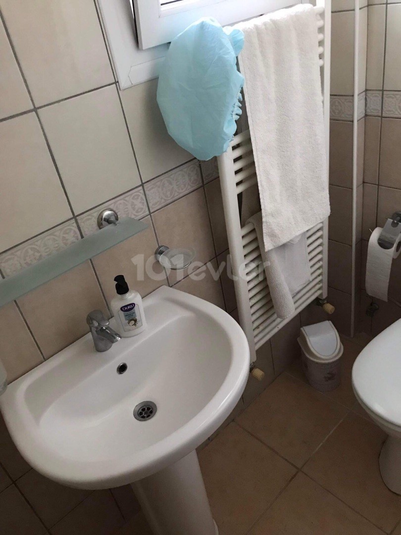 Karşıyaka’da deniz manzaralı havuzlu  şömineli 3+1 kiralık villa 