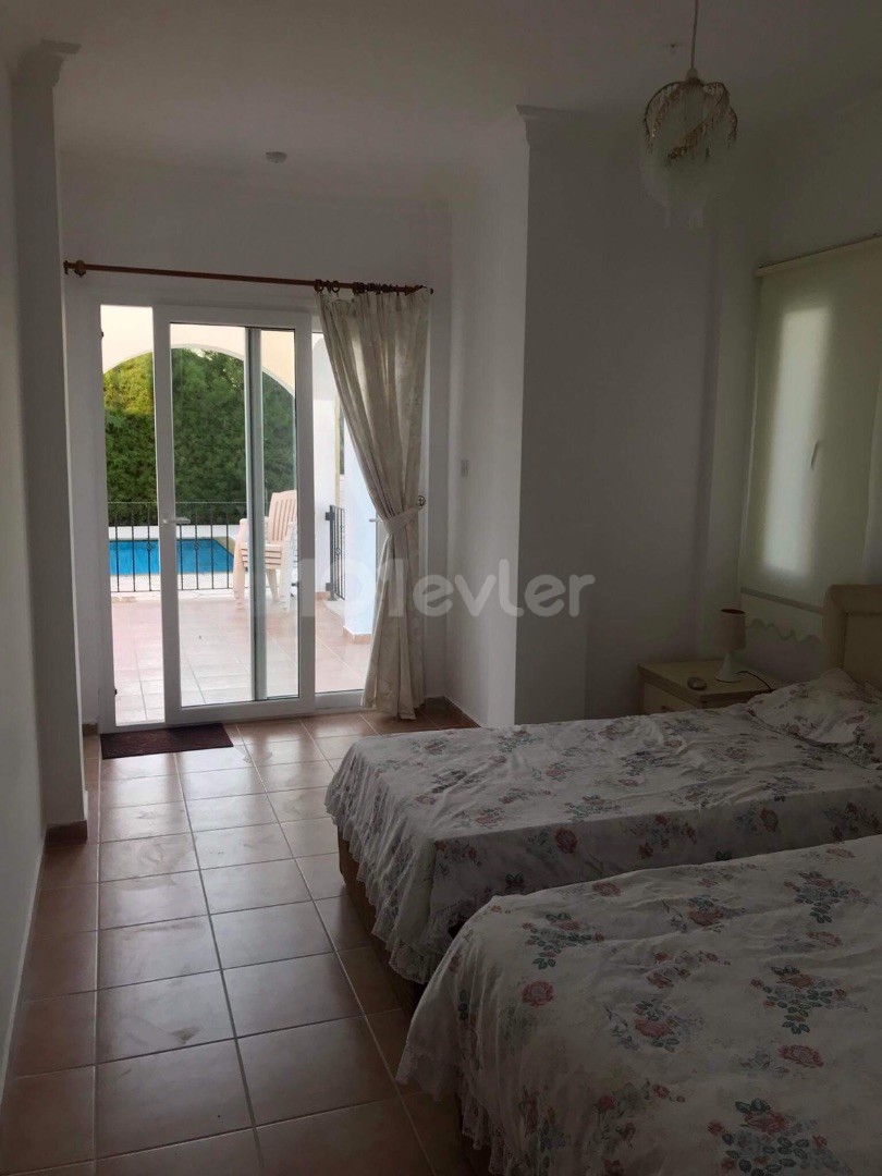 Karşıyaka’da deniz manzaralı havuzlu  şömineli 3+1 kiralık villa 