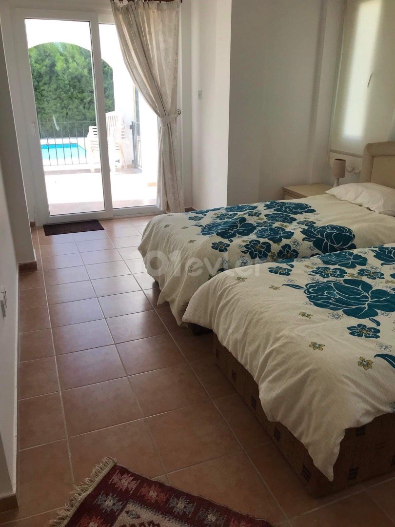 Karşıyaka’da deniz manzaralı havuzlu  şömineli 3+1 kiralık villa 