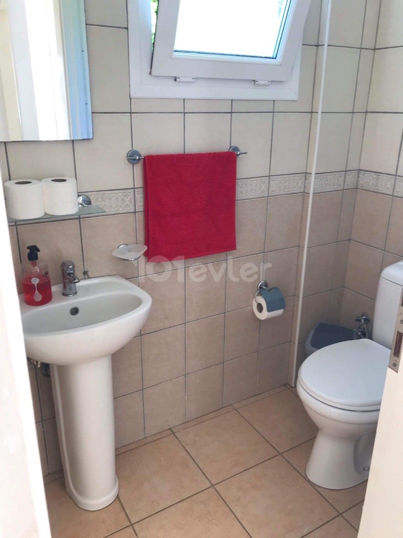 Karşıyaka’da deniz manzaralı havuzlu  şömineli 3+1 kiralık villa 