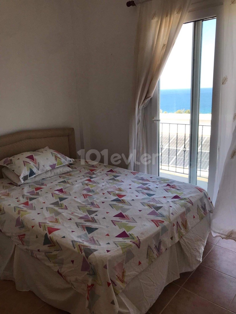 Karşıyaka’da deniz manzaralı havuzlu  şömineli 3+1 kiralık villa 