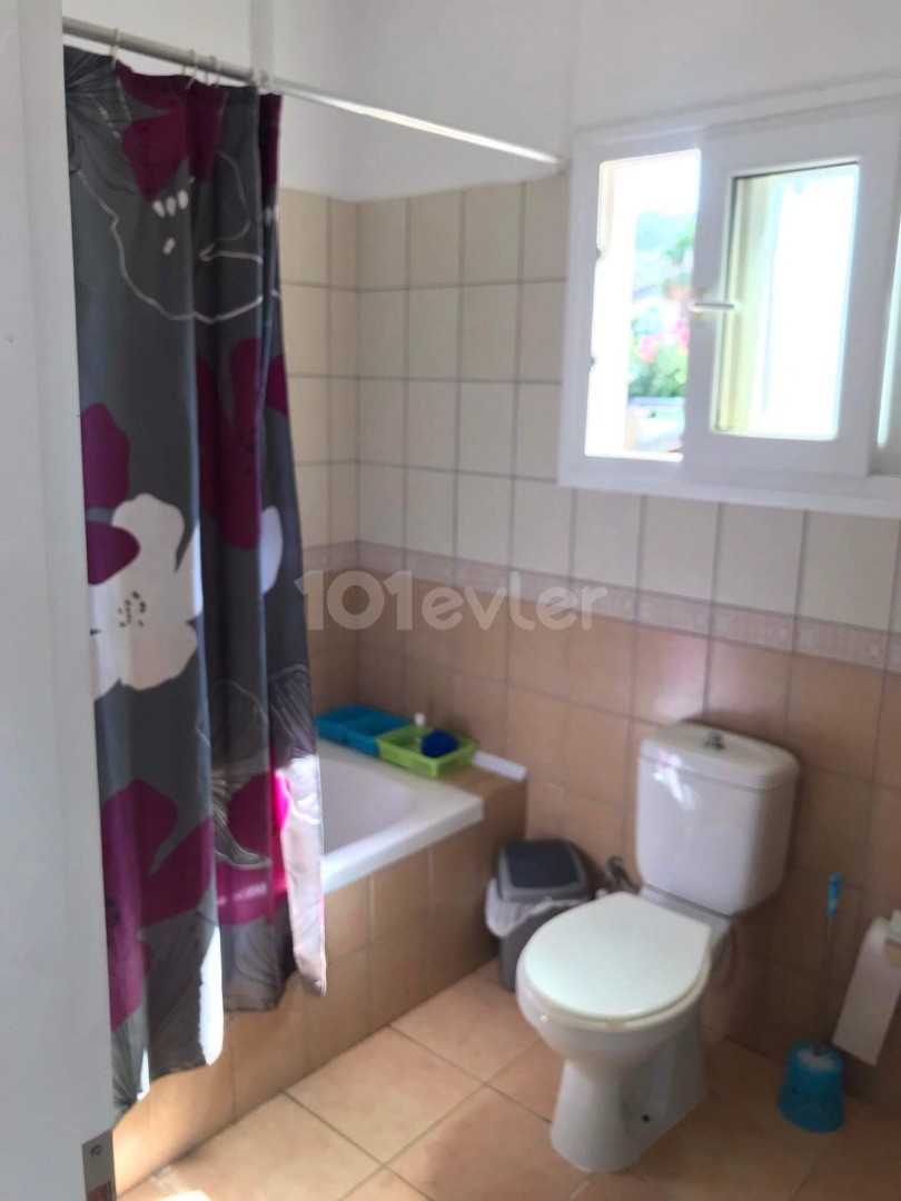 Karşıyaka’da deniz manzaralı havuzlu  şömineli 3+1 kiralık villa 