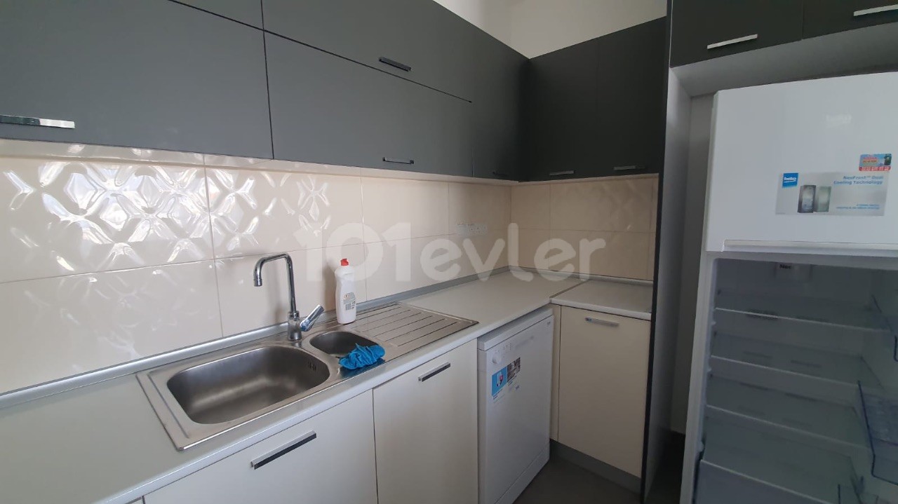 Gönyeli de  ana cadde üzeri  asansörlü binada 2 + 1 kiralık daire ödemeler altı aylık peşin olarak yapılacaktır