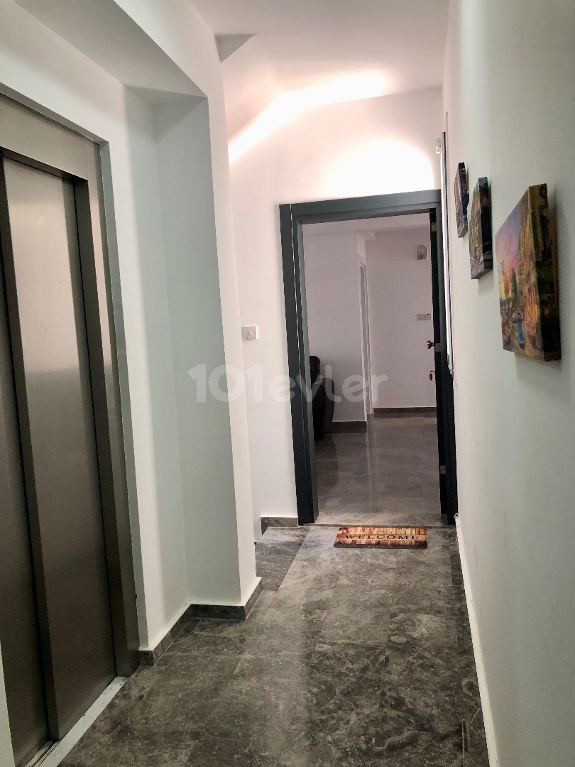 Lefkoşa‘da merkezi konumda asansörlü binada sıfır eşyalı kiralık 2+1 daire ödemeler 6 ay peşin olarak yapılacaktır 