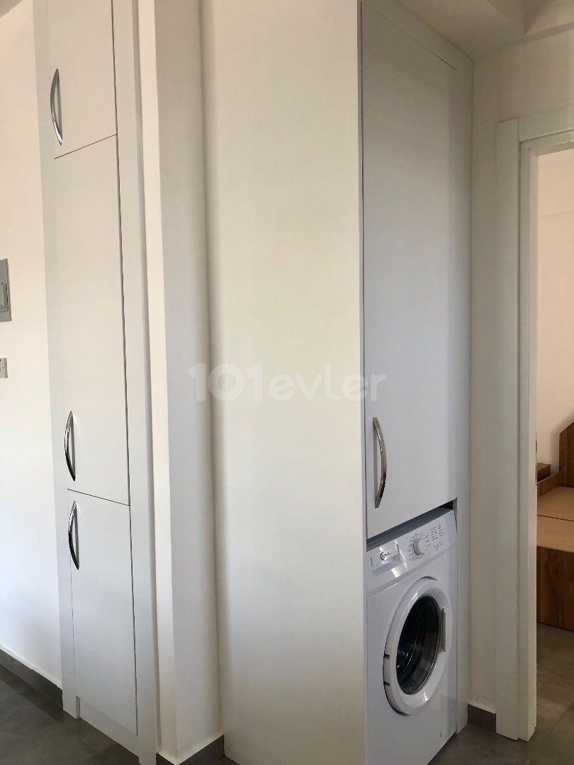 Lefkoşa‘da merkezi konumda asansörlü binada sıfır eşyalı kiralık 2+1 daire ödemeler 6 ay peşin olarak yapılacaktır 