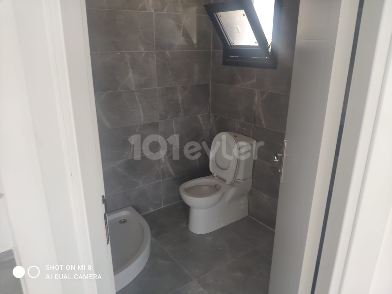 Karaoğlanoğlunda havuzlu site içerisinde eşyalı kiralık 1 + 1 daire