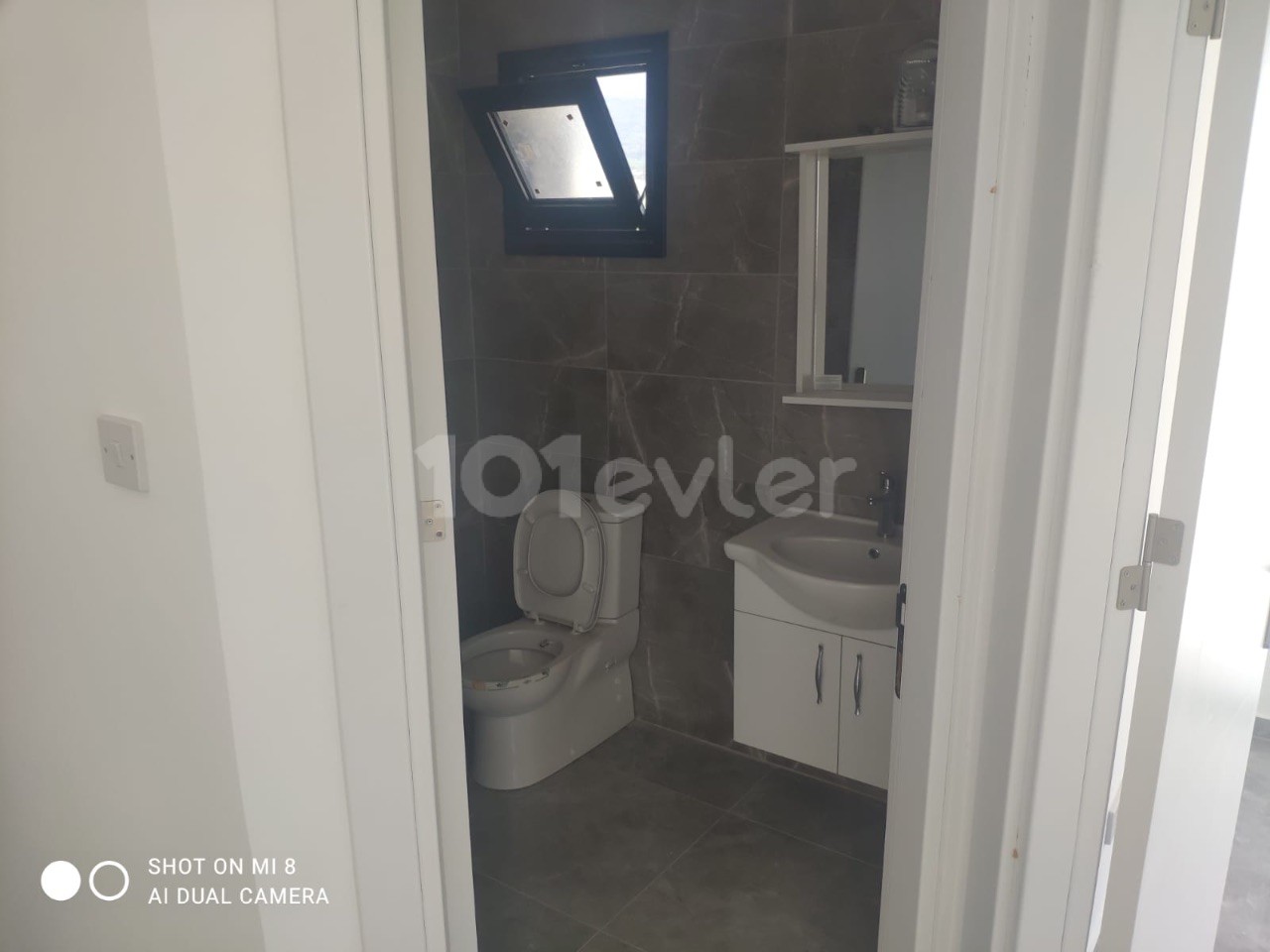 2+ 1 Wohnung Zu vermieten mit null Möbeln auf dem Gelände mit Pool in Karaoglanoglu ** 