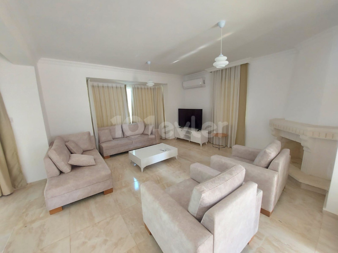 Alsancak’ta deniz manzaralı havuzlu 3+1 sıfır lüks eşyalı 3 banyolu kiralık villa 