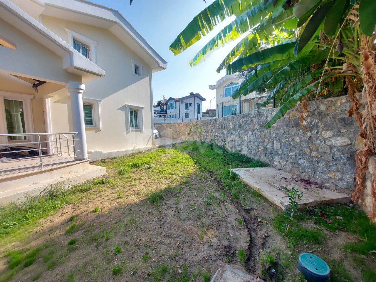 Alsancak’ta deniz manzaralı havuzlu 3+1 sıfır lüks eşyalı 3 banyolu kiralık villa 