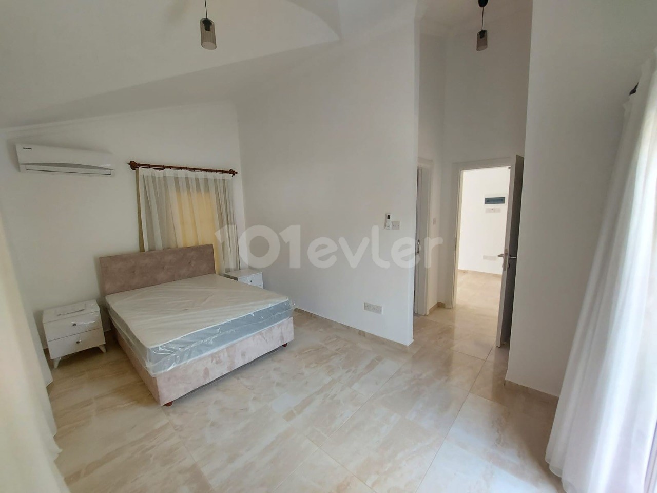 Alsancak’ta deniz manzaralı havuzlu 3+1 sıfır lüks eşyalı 3 banyolu kiralık villa 