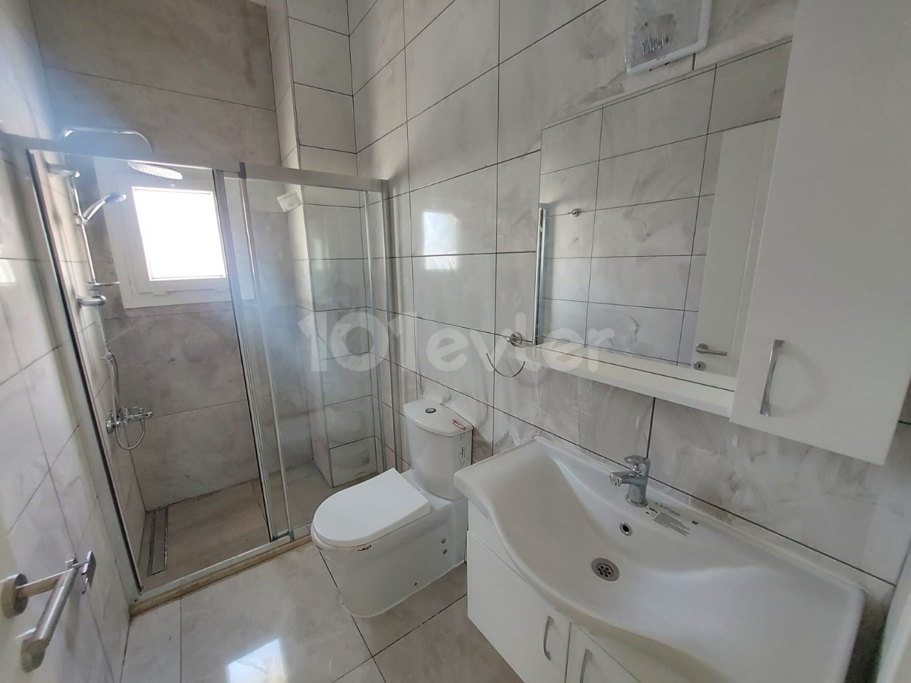 Alsancak’ta deniz manzaralı havuzlu 3+1 sıfır lüks eşyalı 3 banyolu kiralık villa 