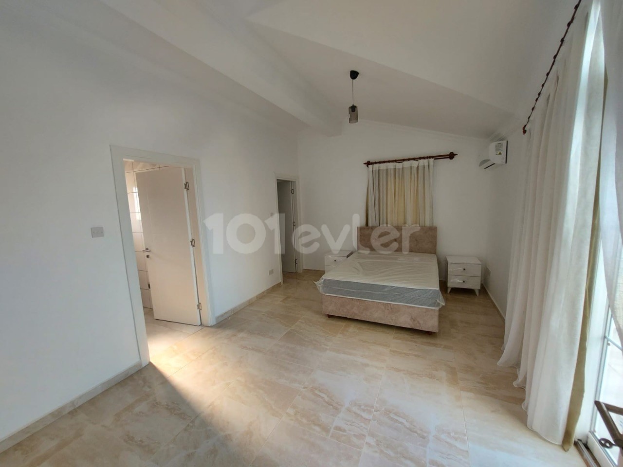 Alsancak’ta deniz manzaralı havuzlu 3+1 sıfır lüks eşyalı 3 banyolu kiralık villa 