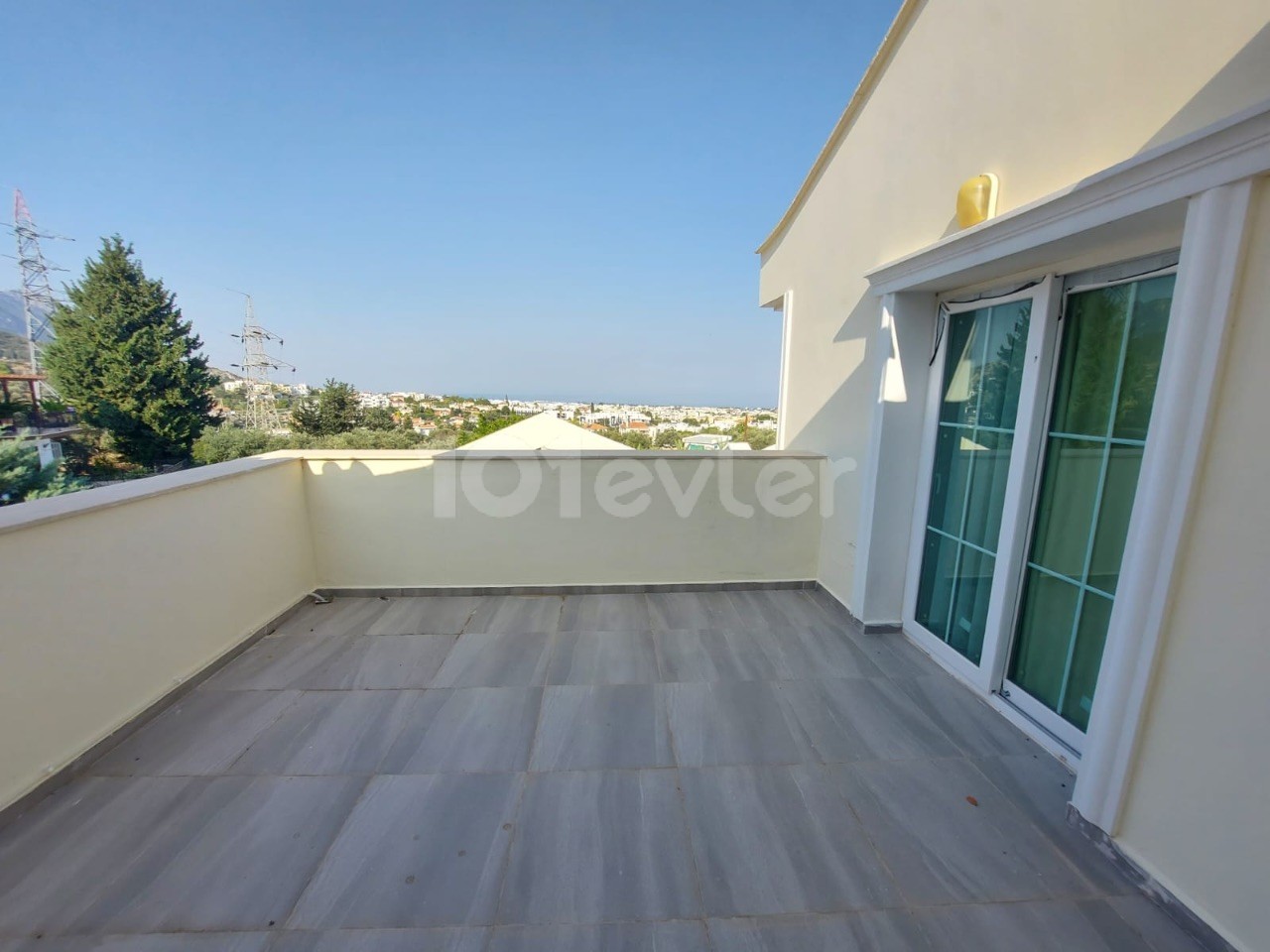 Villa zur Miete in Alsancak mit Meerblick Pool 3+1 Null Luxus möbliert 3 Bäder 