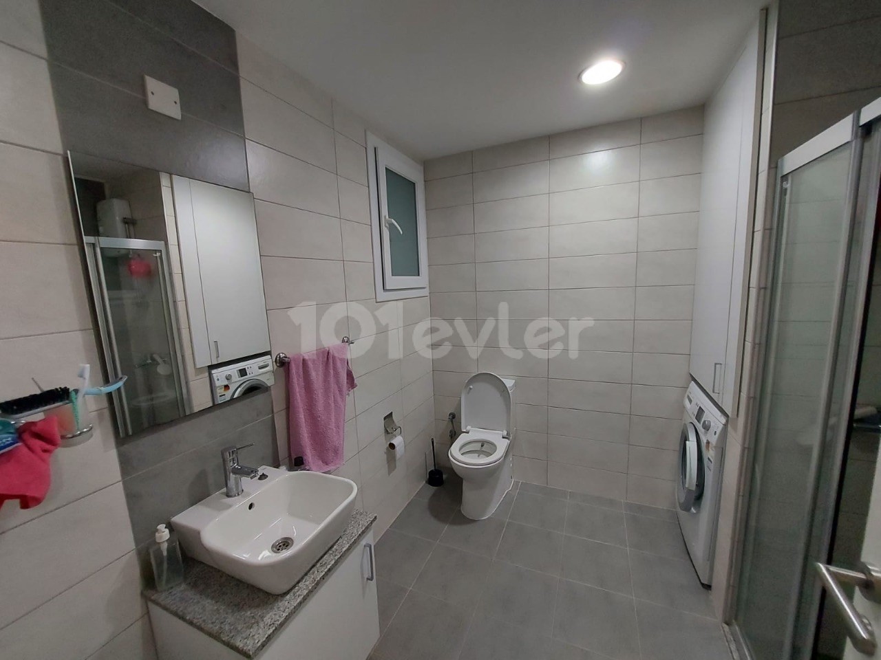 Girne merkezde ortak havuzlu güvenlikli site içerisinde 3 + 1 eşyalı kiralık lüks  daire