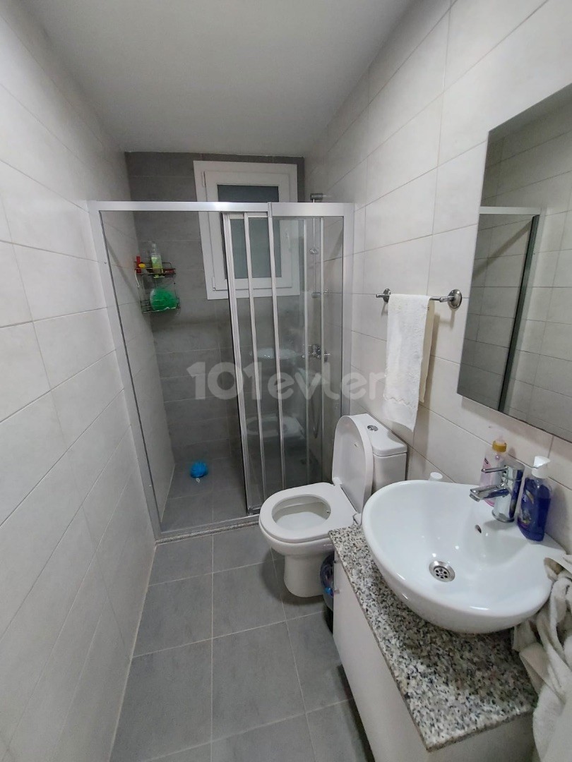 Girne merkezde ortak havuzlu güvenlikli site içerisinde 3 + 1 eşyalı kiralık lüks  daire