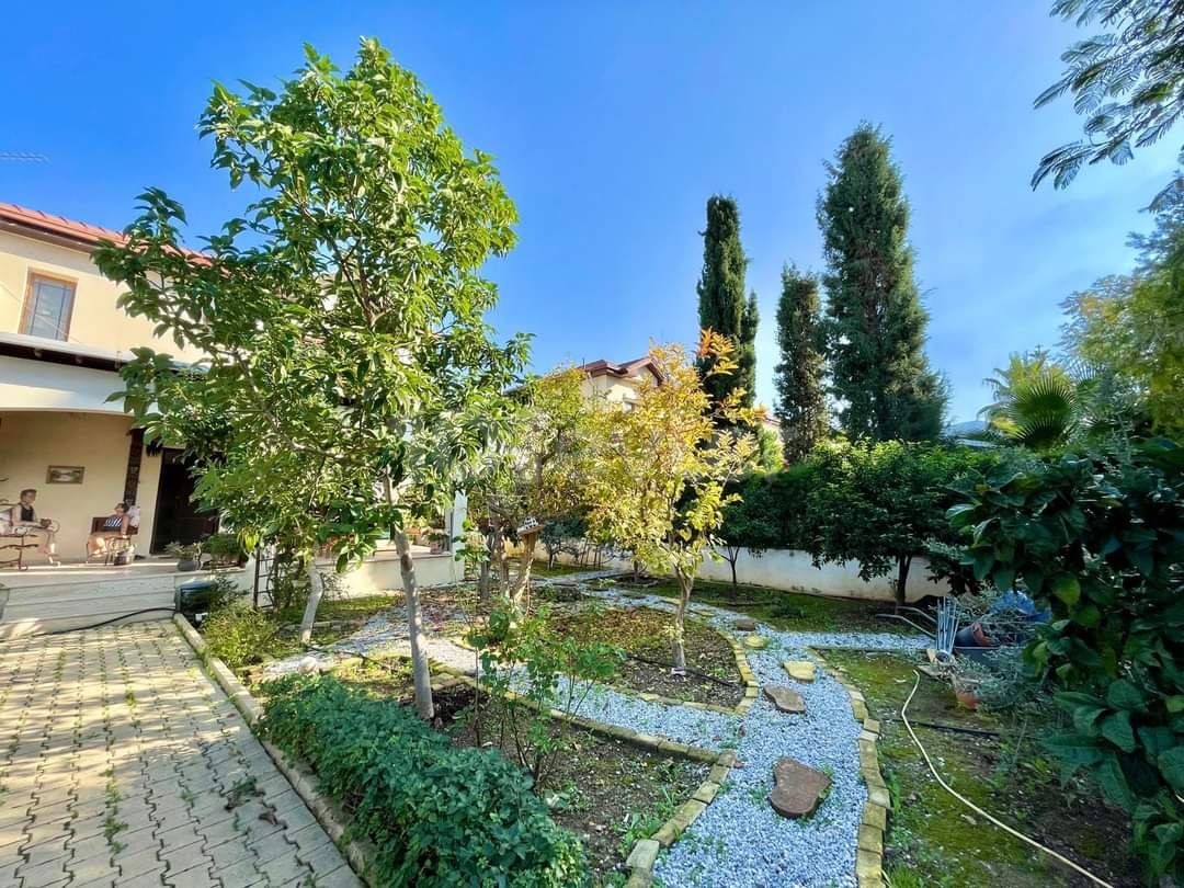 3+1 furnished villa for sale in Alsancak, walking distance to the sea, with pool, central heating and cooling system, all expenses paid