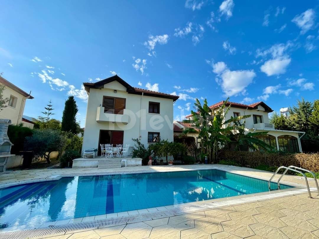 3+1 furnished villa for sale in Alsancak, walking distance to the sea, with pool, central heating and cooling system, all expenses paid