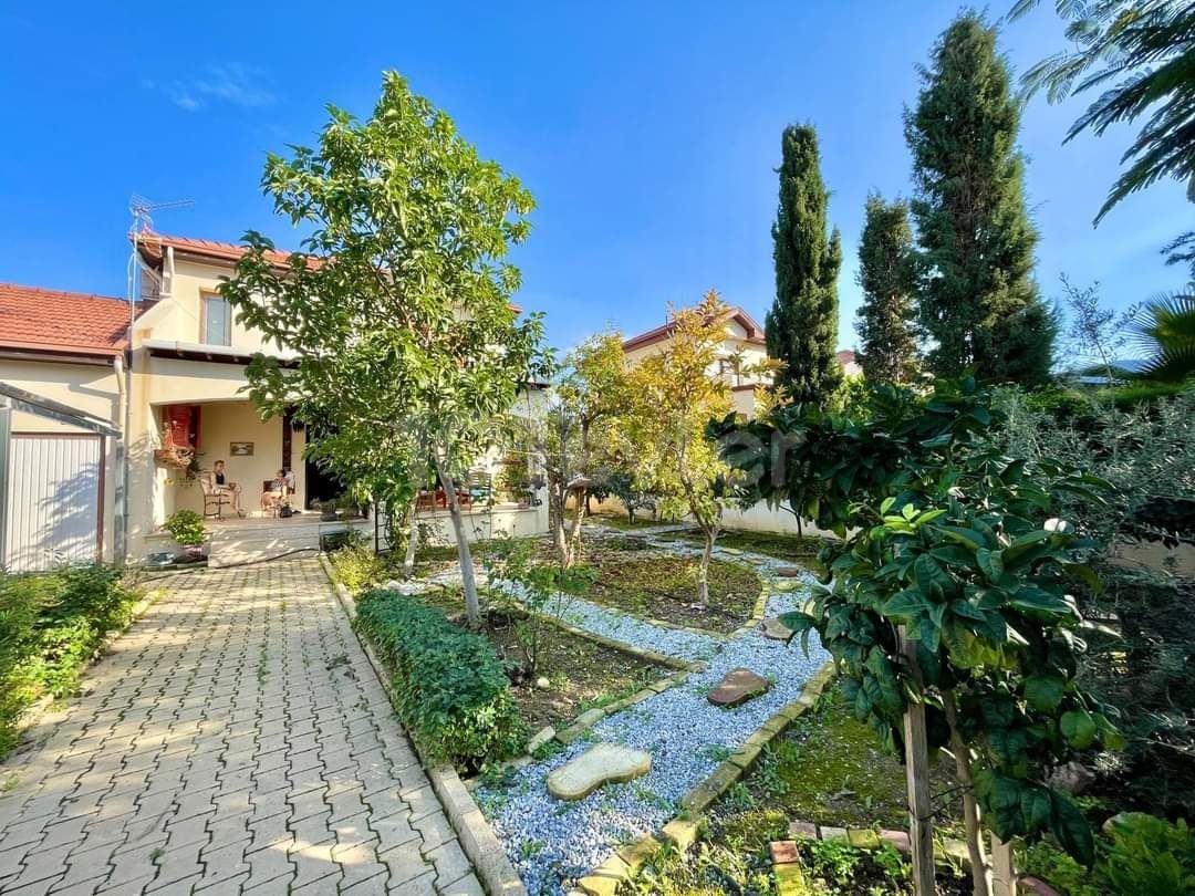 3+1 furnished villa for sale in Alsancak, walking distance to the sea, with pool, central heating and cooling system, all expenses paid