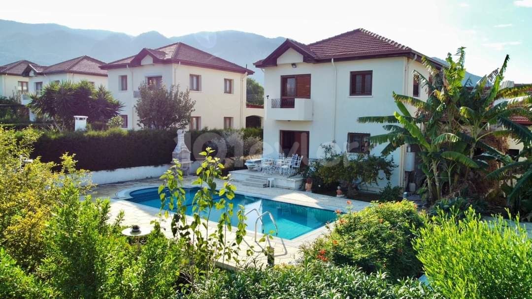 3+1 möblierte Villa zum Verkauf in Alsancak, nur wenige Gehminuten vom Meer entfernt, mit Pool, Zentralheizung und Kühlsystem, alle Kosten übernommen