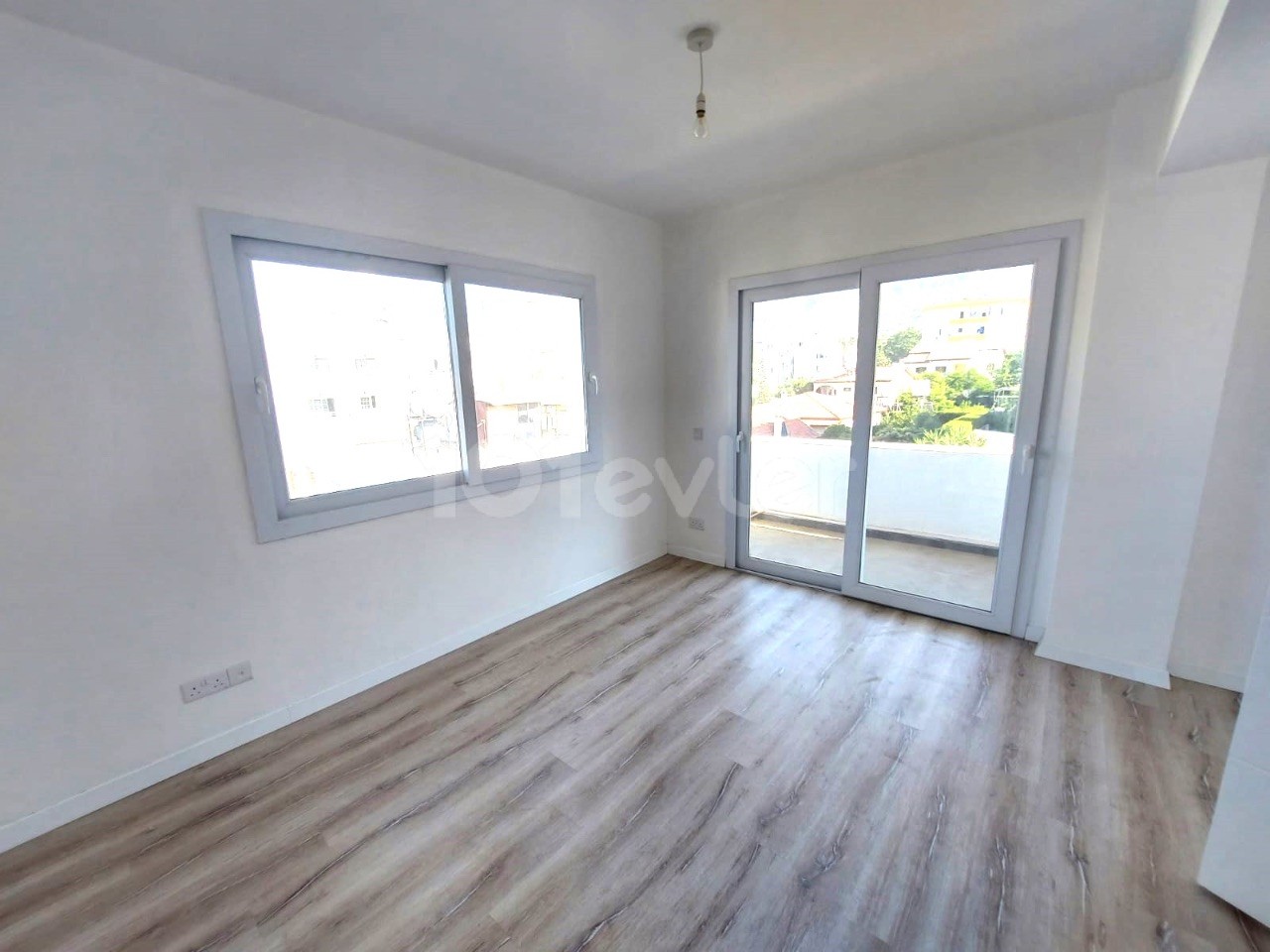 Girne Merkez'de Harika Konumda 2 Banyolu Satılık Lüks 2+1 / 90 m² Daire ..