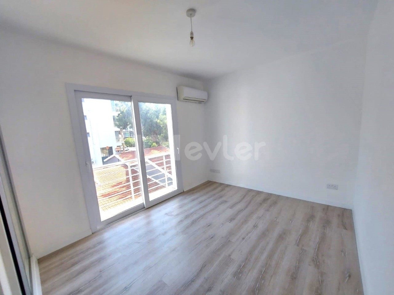 Girne Merkez'de Harika Konumda 2 Banyolu Satılık Lüks 2+1 / 90 m² Daire ..