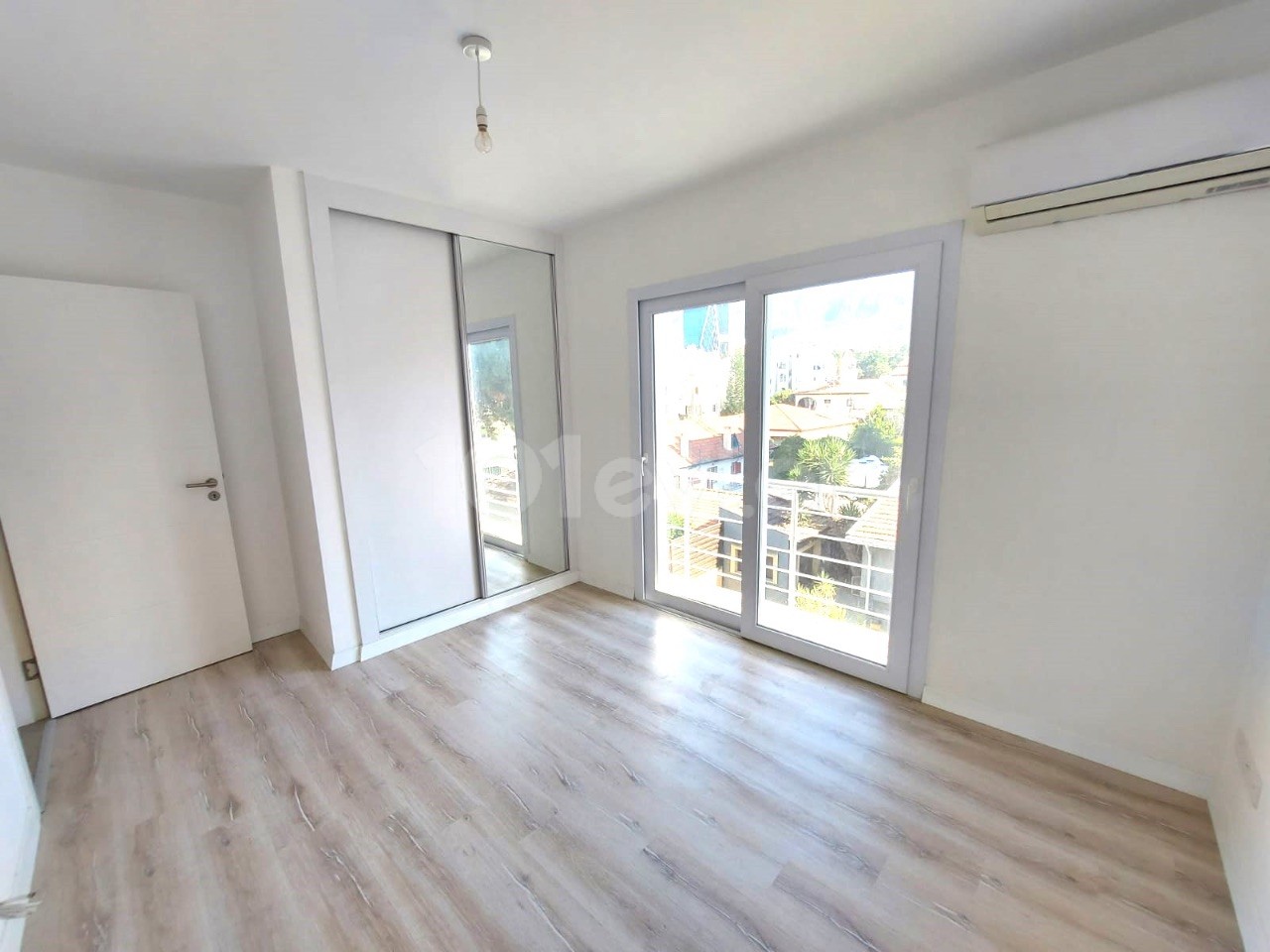 Luxuriöse 2+1 / 90 m² große Wohnung zum Verkauf mit 2 Bädern in toller Lage im Zentrum von Girne.