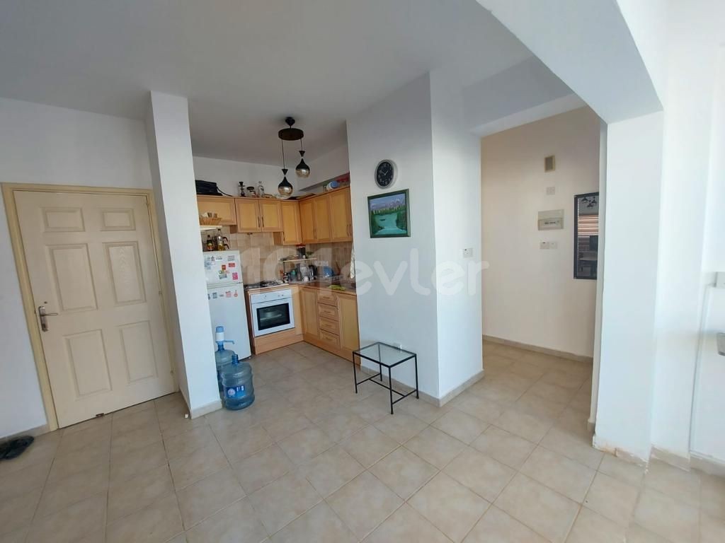 2+1 Penthouse-Wohnung zum Verkauf im Zentrum von Kyrenia (05338419808) Hülya Öncal