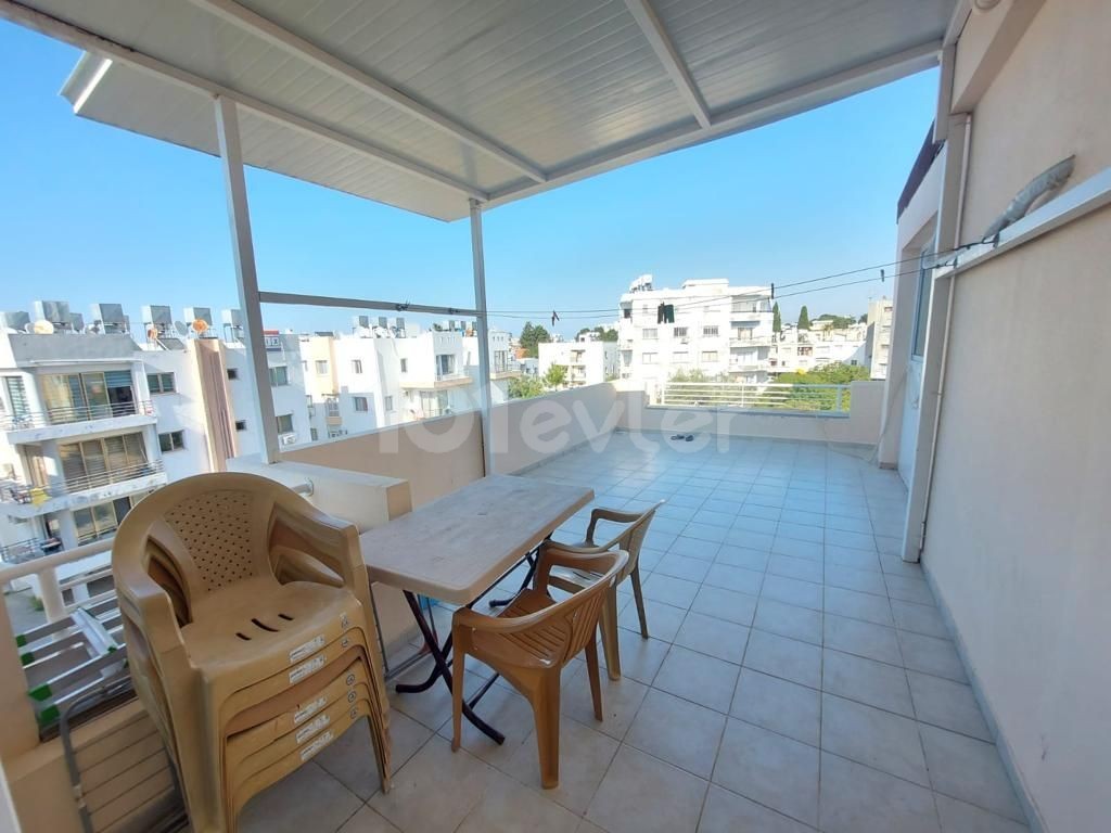 2+1 Penthouse-Wohnung zum Verkauf im Zentrum von Kyrenia (05338419808) Hülya Öncal