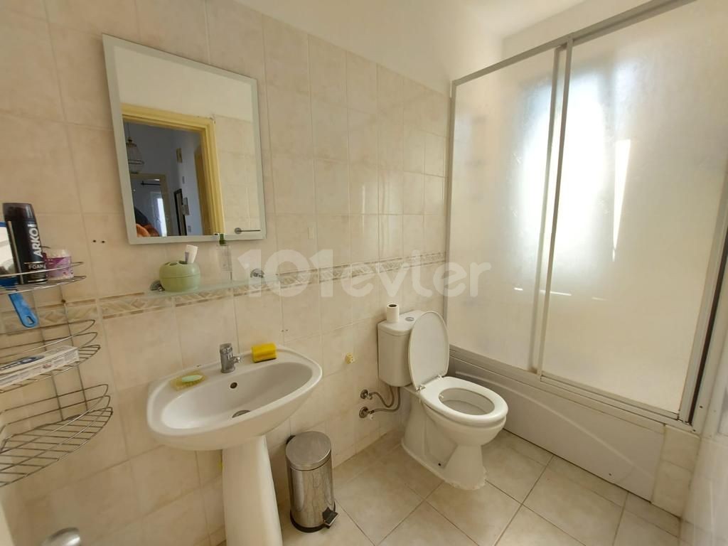 2+1 Penthouse-Wohnung zum Verkauf im Zentrum von Kyrenia (05338419808) Hülya Öncal