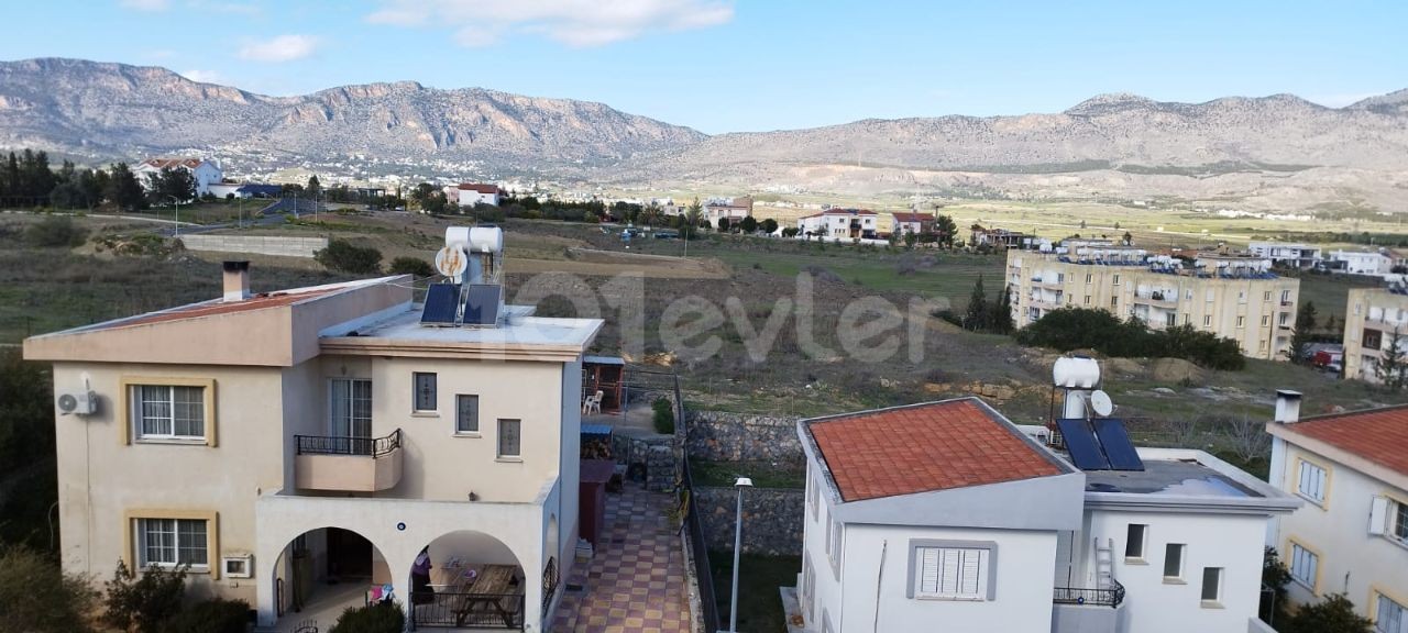 Girne boğaz bölgesinde Oray sitesinde 3+1  satılık daire . market , eczane, duraklara yakın konumdadır 05338312383-05338656960