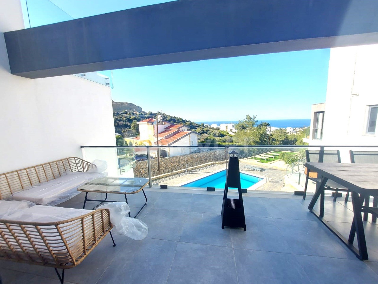 Penthouse zu verkaufen in einem Komplex mit einem Pool von 8 Wohnungen mit einfachen Zugang in Alsancak, 2 Bäder, Mehrwertsteuer bezahlt, Dachterrasse, die zu der Wohnung 2 + 1 Penthouse zu verkaufen  ** 