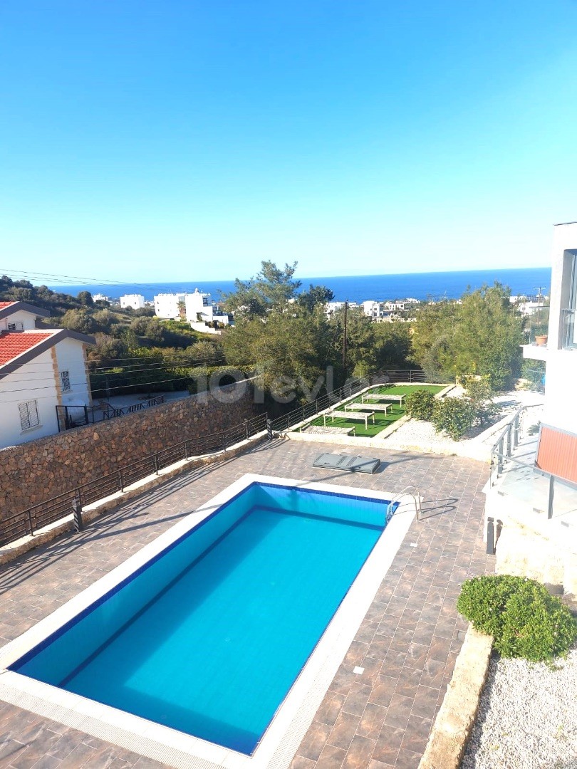 Penthouse zu verkaufen in einem Komplex mit einem Pool von 8 Wohnungen mit einfachen Zugang in Alsancak, 2 Bäder, Mehrwertsteuer bezahlt, Dachterrasse, die zu der Wohnung 2 + 1 Penthouse zu verkaufen  ** 