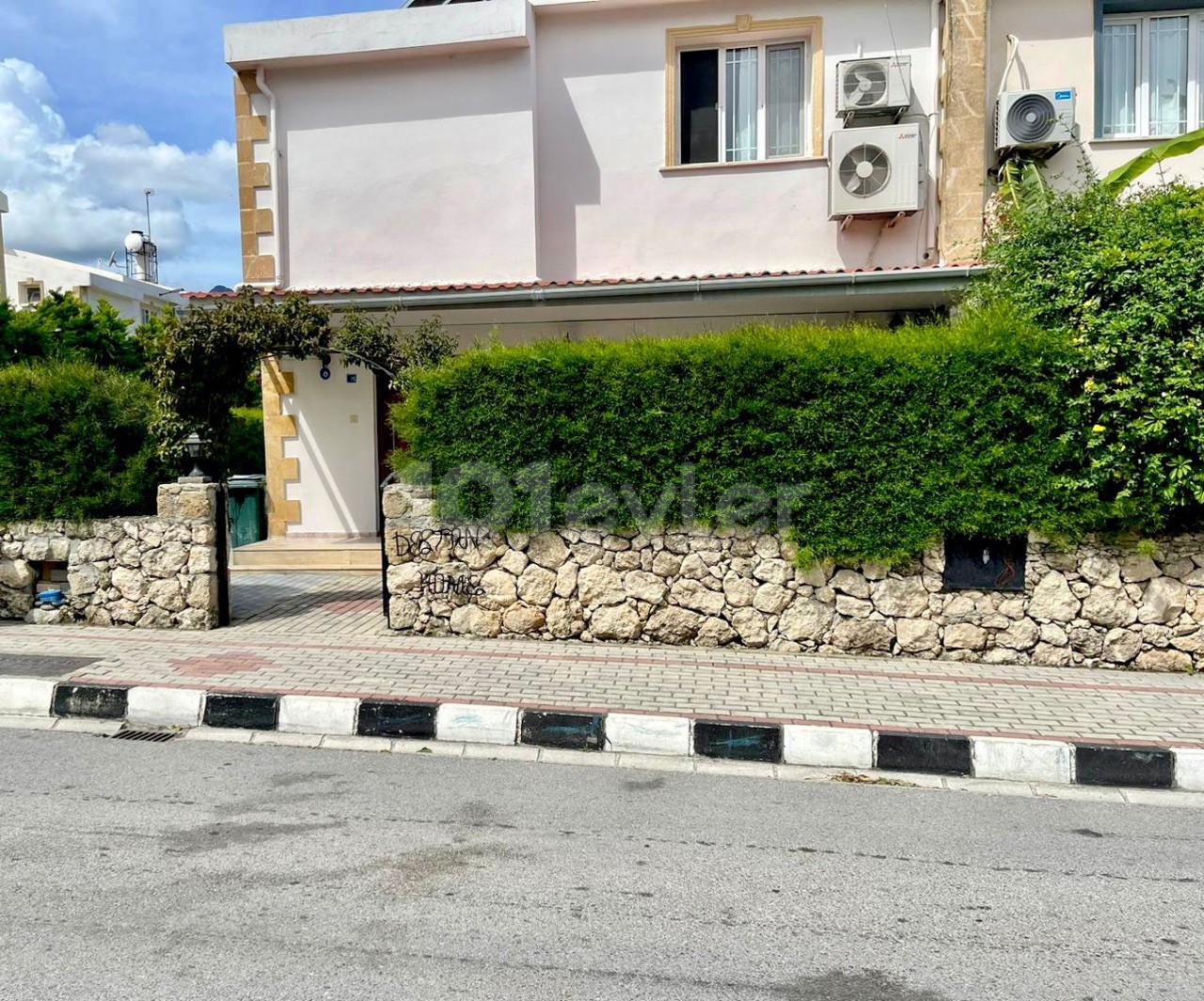 3+1 Doppelvilla zum Verkauf in Alsancak, nur wenige Gehminuten vom Meer entfernt, mit Garten, teilweise möbliert, geschlossene Küche, Hebamme und Gehirnbad, Urkunde fertig, alle für das Darlehen geeigneten Kosten bezahlt