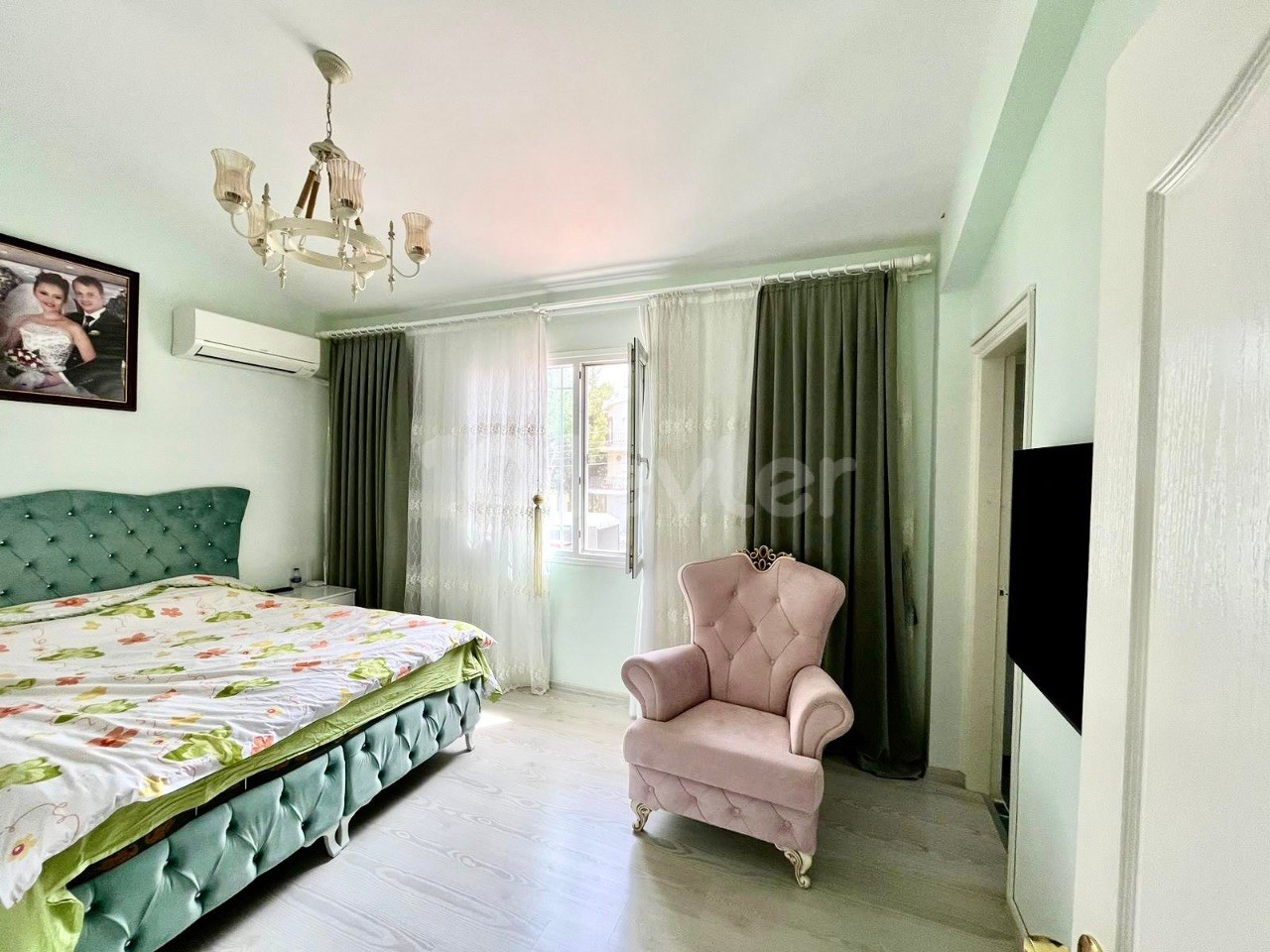 3+1 twin villa for sale in Alsancak, within walking distance to the sea, with garden, partially furnished, closed-plan kitchen, midwife, bathroom, ready deed, paid all expenses suitable for the loan