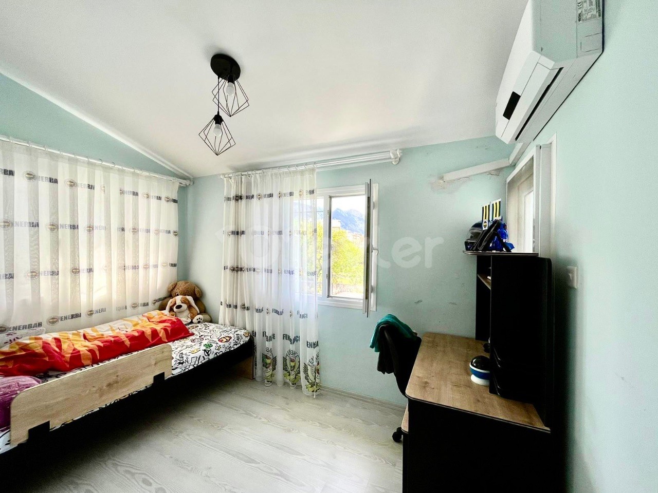 3+1 twin villa for sale in Alsancak, within walking distance to the sea, with garden, partially furnished, closed-plan kitchen, midwife, bathroom, ready deed, paid all expenses suitable for the loan