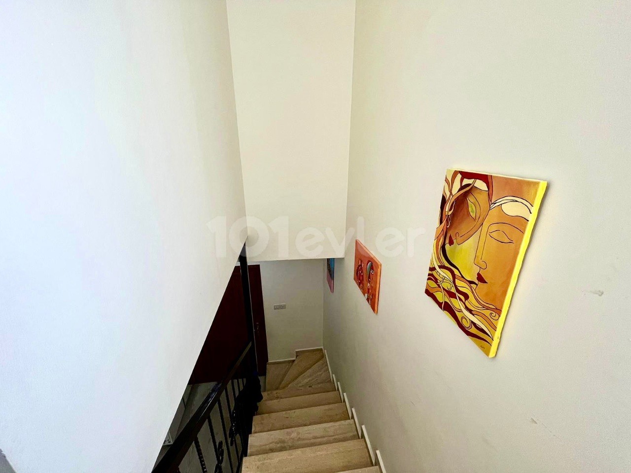 3+1 twin villa for sale in Alsancak, within walking distance to the sea, with garden, partially furnished, closed-plan kitchen, midwife, bathroom, ready deed, paid all expenses suitable for the loan