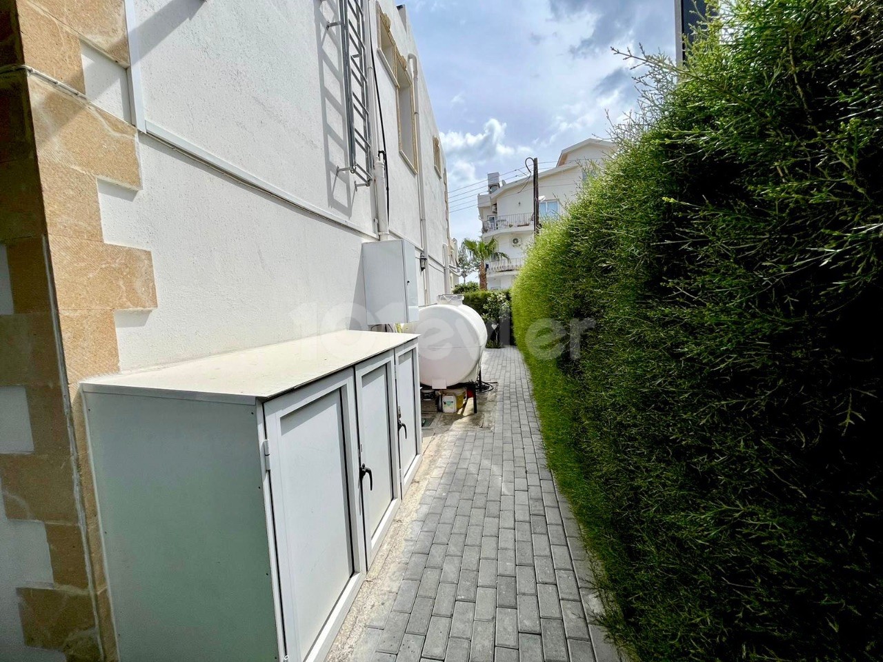 3+1 twin villa for sale in Alsancak, within walking distance to the sea, with garden, partially furnished, closed-plan kitchen, midwife, bathroom, ready deed, paid all expenses suitable for the loan