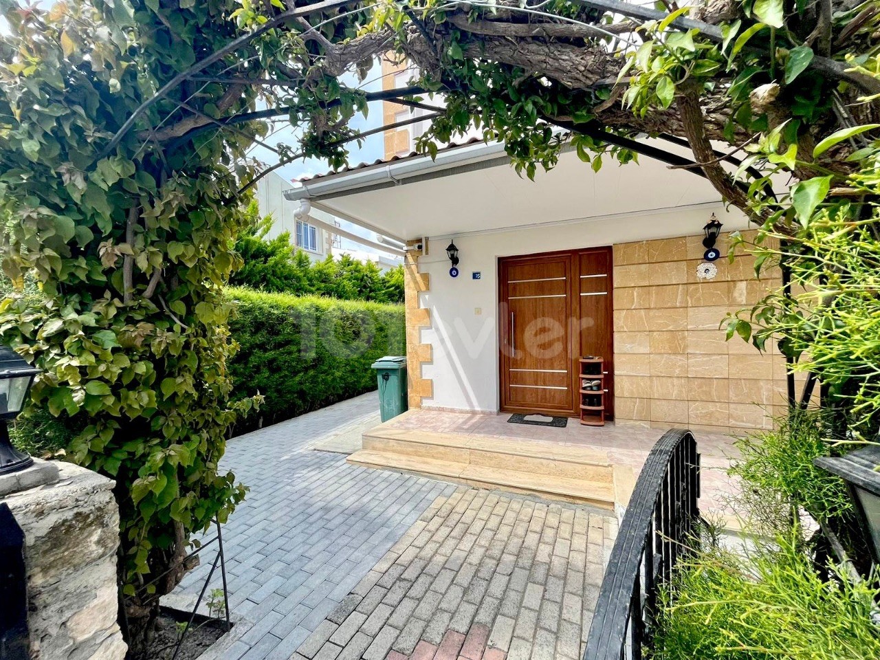 3+1 twin villa for sale in Alsancak, within walking distance to the sea, with garden, partially furnished, closed-plan kitchen, midwife, bathroom, ready deed, paid all expenses suitable for the loan