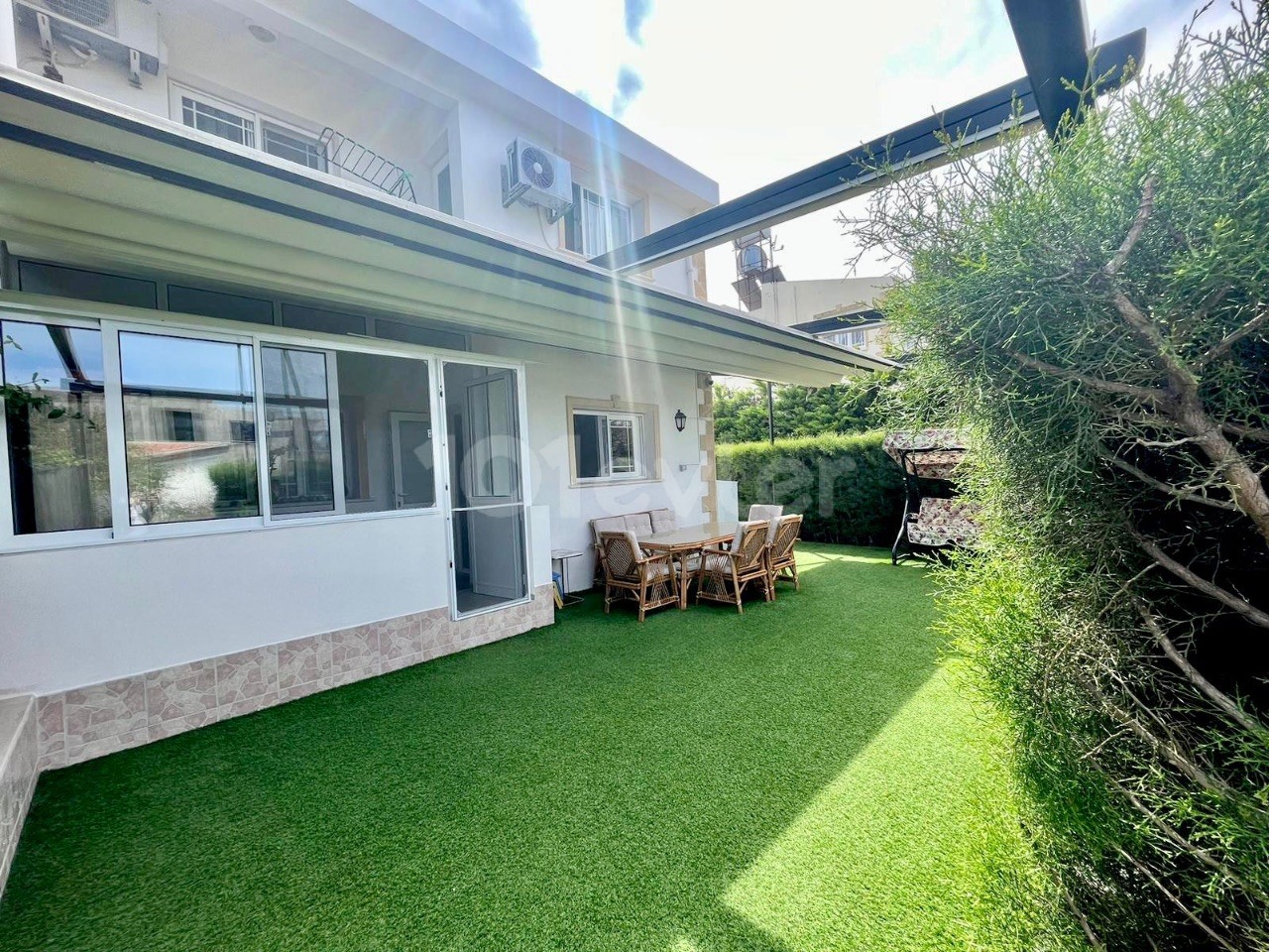 3+1 twin villa for sale in Alsancak, within walking distance to the sea, with garden, partially furnished, closed-plan kitchen, midwife, bathroom, ready deed, paid all expenses suitable for the loan