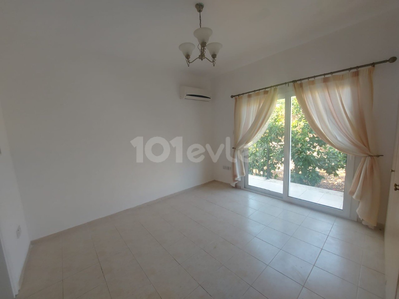 3+1 detached house for rent with two villas in a central location in Alsancak, with a shared pool, garden, fireplace, three bathrooms